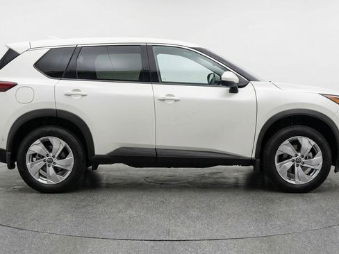 Used 2025 Nissan Rogue SV image 11