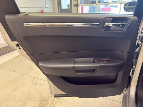 Used 2009 Chrysler 300 Touring RWD image 29