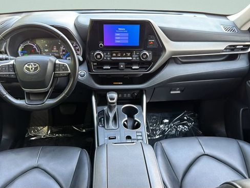 Used 2023 Toyota Highlander XLE FWD image 14