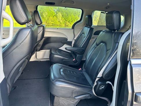 Used 2022 Chrysler Pacifica Touring-L image 14
