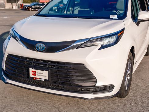 Certified 2021 Toyota Sienna LE AWD/4WD image 11