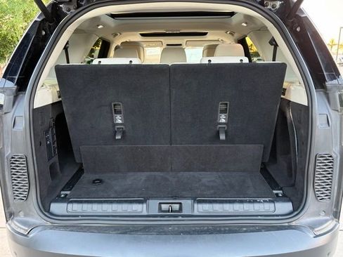 Used 2025 Land Rover Discovery S image 13