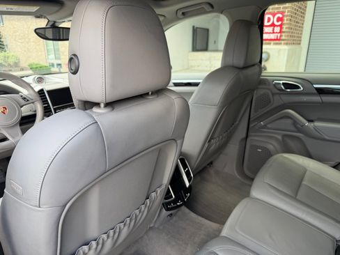 Used 2014 Porsche Cayenne w/ Comfort Plus Package AWD/4WD image 16