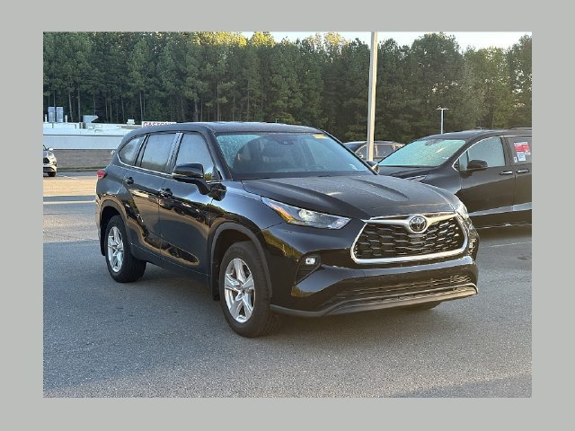 Used 2024 Toyota Highlander LE AWD/4WD image 1