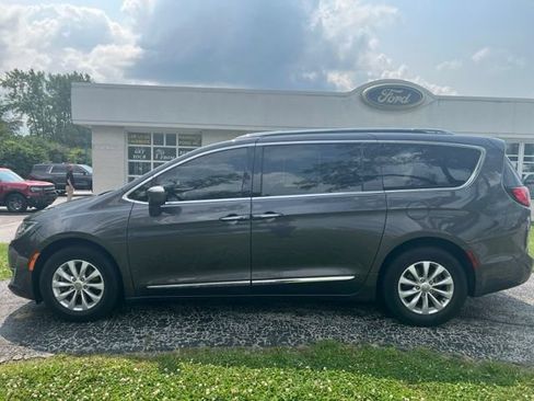Used 2019 Chrysler Pacifica Touring-L FWD image 5
