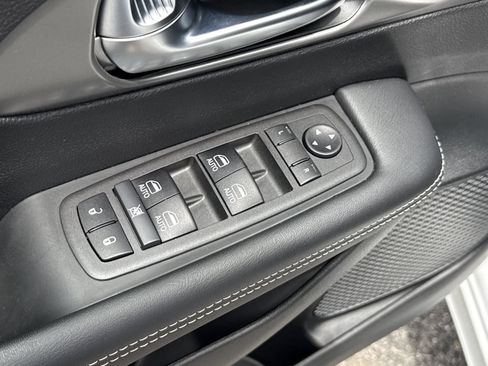 Used 2025 Chrysler Pacifica Select FWD image 16