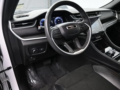 Used 2024 Jeep Grand Cherokee Altitude AWD/4WD image 10