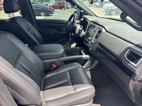 Used 2018 Nissan Titan SL w/ Midnight Edition RWD image 8