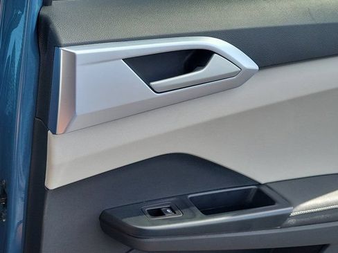 Certified 2025 Volkswagen Taos SE FWD image 7