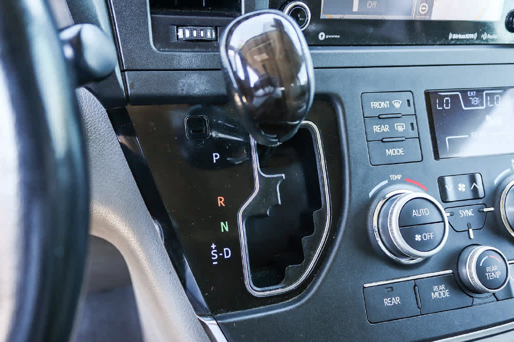 Used 2019 Toyota Sienna XLE w/ XLE Navigation Package FWD image 18