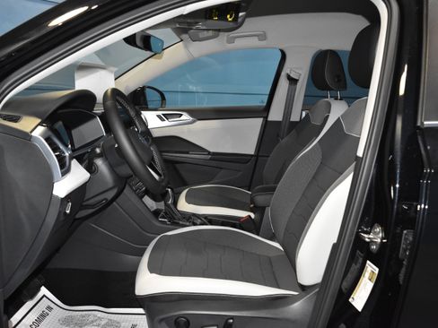 New 2025 Volkswagen Taos SE image 5