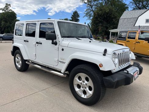 Used 2011 Jeep Wrangler Unlimited Sahara w/ Dual Top Group AWD/4WD image 4
