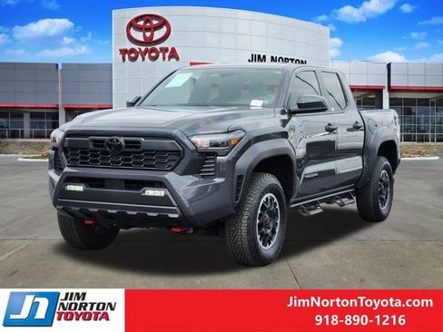 Used 2025 Toyota Tacoma TRD Off-Road image 3
