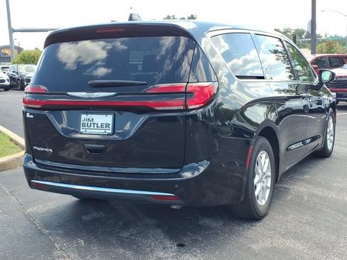 Used 2024 Chrysler Pacifica Touring-L FWD image 24