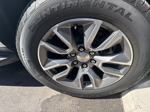 Used 2023 Chevrolet Suburban LT w/ Luxury Package image 8