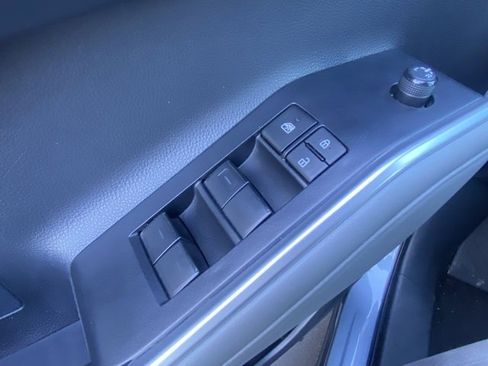 Used 2023 Toyota Highlander XLE image 16