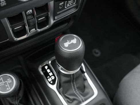 Used 2025 Jeep Wrangler Unlimited Sahara AWD/4WD image 16