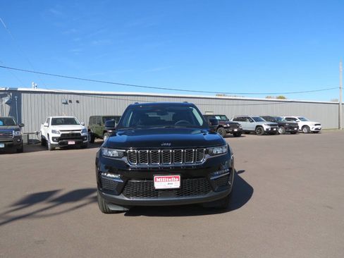Used 2023 Jeep Grand Cherokee Limited image 6