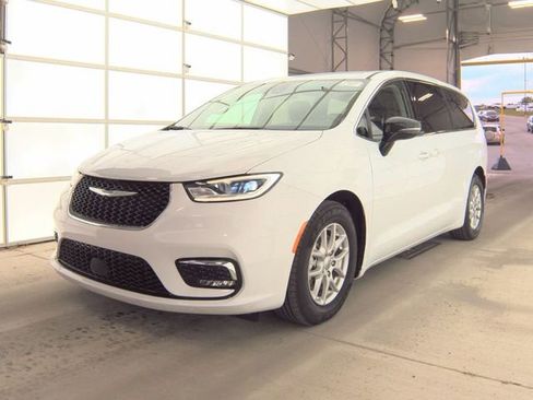 Used 2024 Chrysler Pacifica Touring-L FWD image 1