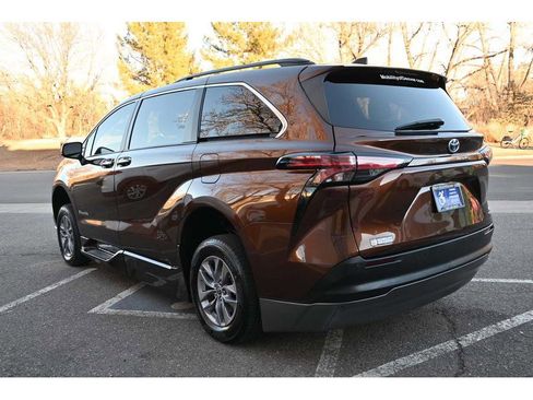 Used 2022 Toyota Sienna XLE image 8