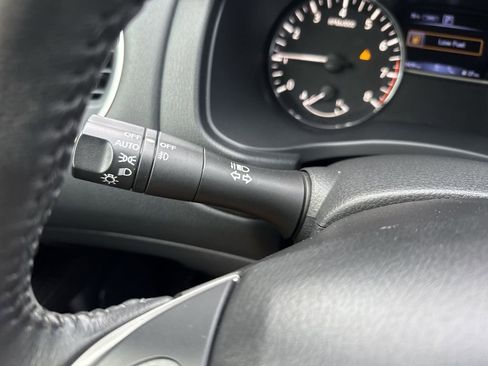 Used 2020 Nissan Pathfinder SV image 18