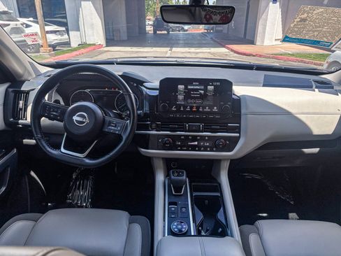 Used 2025 Nissan Pathfinder SL image 15