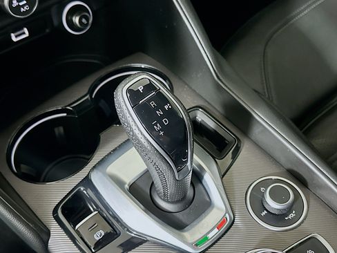 Used 2022 Alfa Romeo Giulia Veloce RWD image 25
