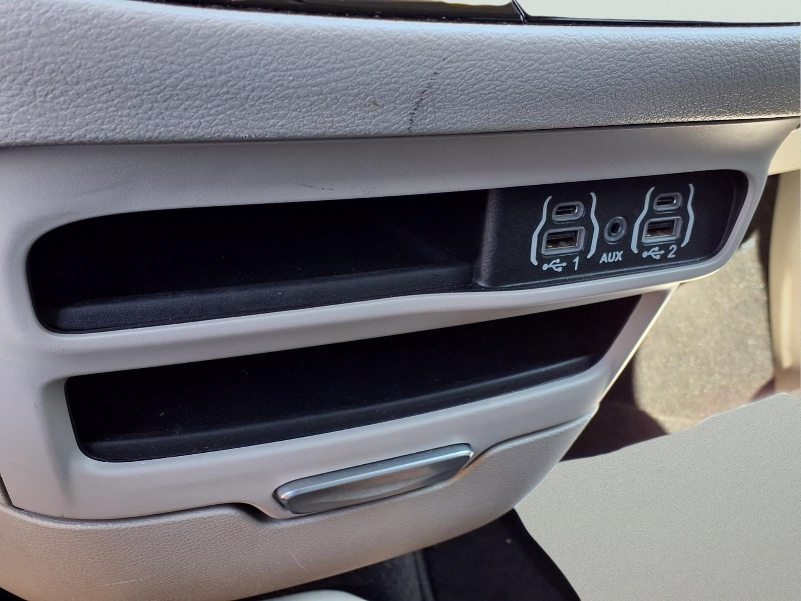 Used 2023 Chrysler Pacifica Touring-L FWD image 13