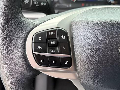 Used 2024 Ford Explorer XLT AWD/4WD image 17