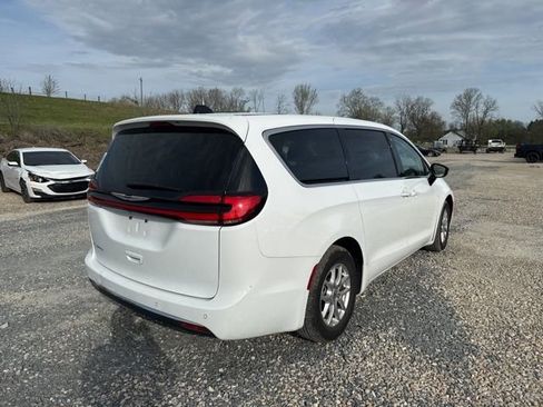 Used 2024 Chrysler Pacifica Touring-L image 5