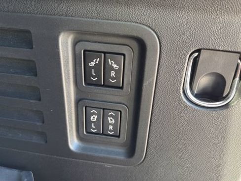 Used 2024 Chevrolet Traverse RS FWD image 35