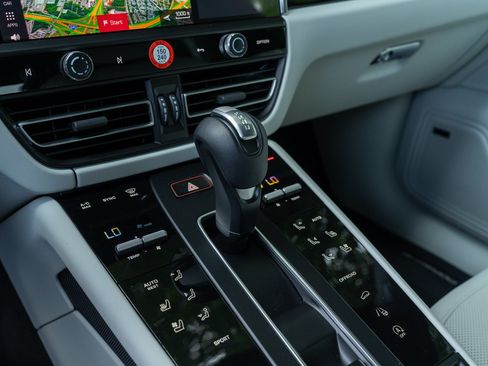 Certified 2026 Porsche Macan AWD/4WD image 30