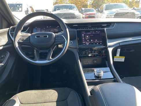 New 2025 Jeep Grand Cherokee Altitude image 17