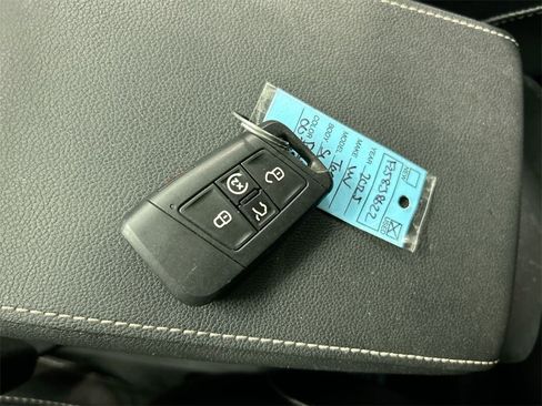 Certified 2025 Volkswagen Taos SEL image 18