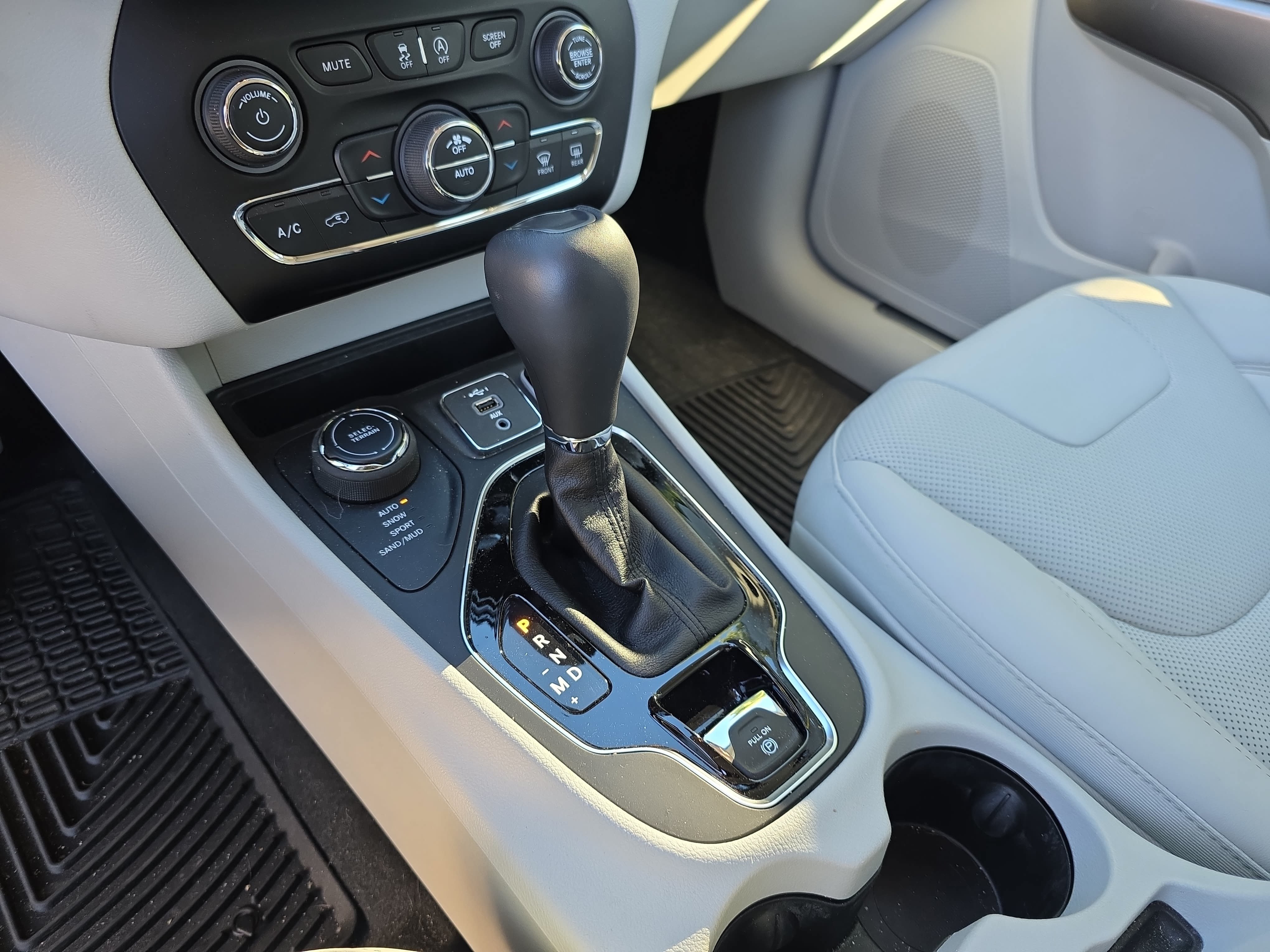 Used 2020 Jeep Cherokee Limited AWD/4WD image 8
