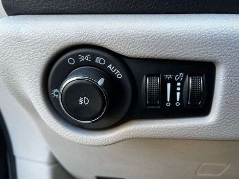 Used 2024 Chrysler Pacifica Select image 26