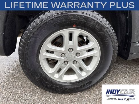 Used 2025 Jeep Grand Cherokee Laredo AWD/4WD image 12