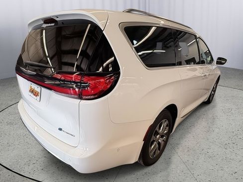 Used 2024 Chrysler Pacifica Pinnacle FWD image 4