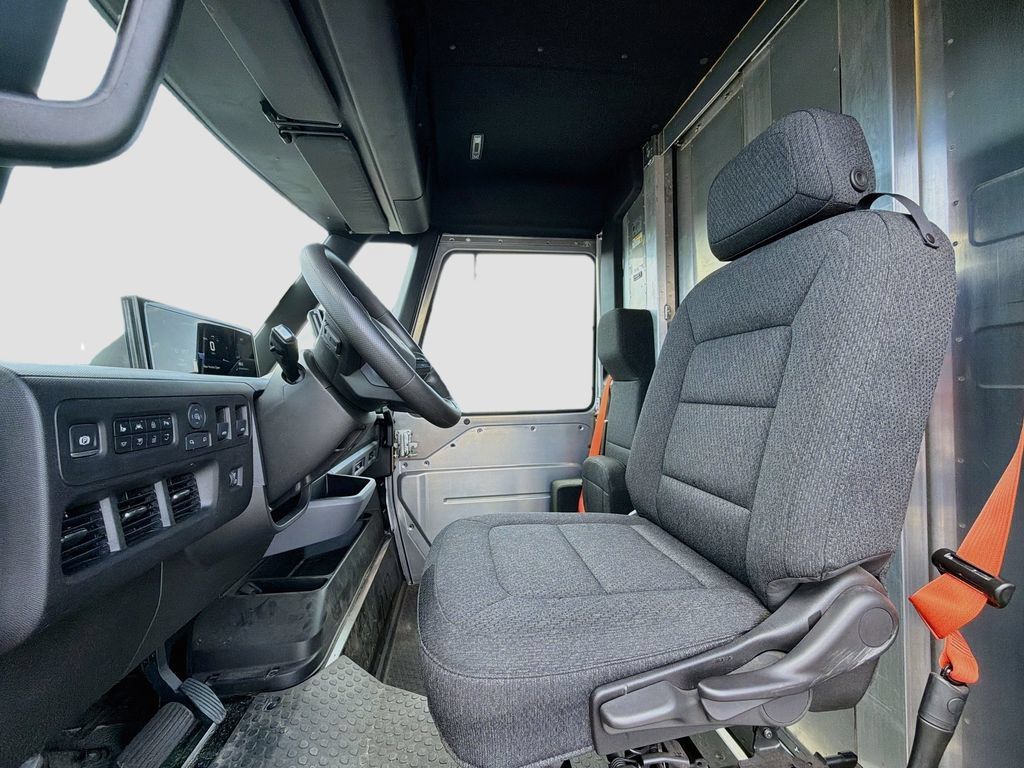 Used 2024 Chevrolet Brightdrop 600 w/ Commercial Equipment Package AWD/4WD image 22