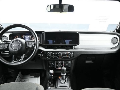 Used 2025 Jeep Gladiator Sport AWD/4WD image 12