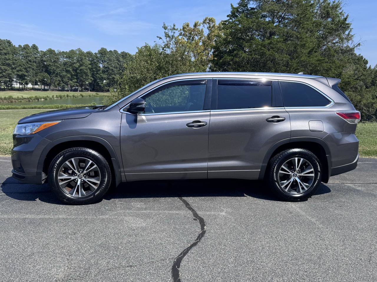 Used 2016 Toyota Highlander XLE AWD/4WD image 6