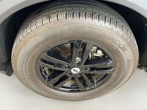 Used 2023 Ford Explorer XLT image 30