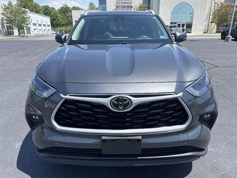 Used 2022 Toyota Highlander XLE AWD/4WD image 2