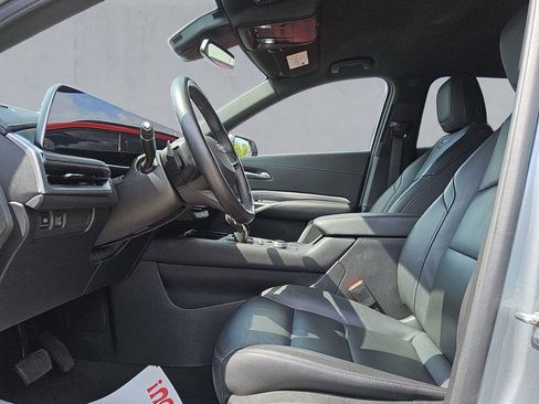 Used 2025 Cadillac XT4 Premium Luxury image 9