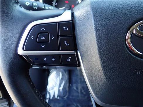 Used 2023 Toyota Highlander XLE FWD image 16