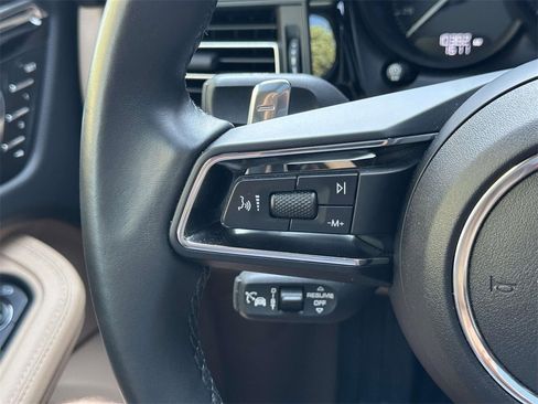 Used 2025 Porsche Macan image 22