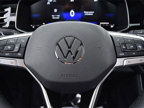 Certified 2025 Volkswagen Jetta SE w/ Sunroof Package image 19