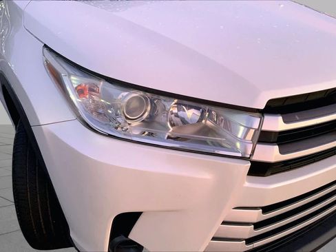 Used 2017 Toyota Highlander LE FWD image 26