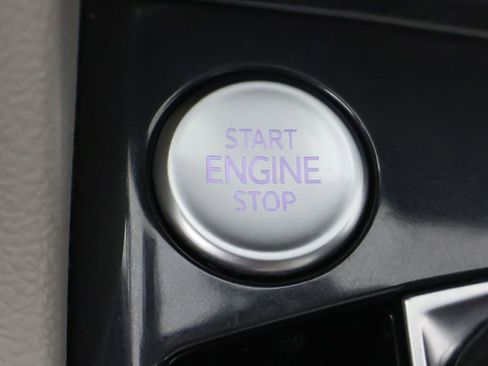 Used 2024 Volkswagen Tiguan SE image 41