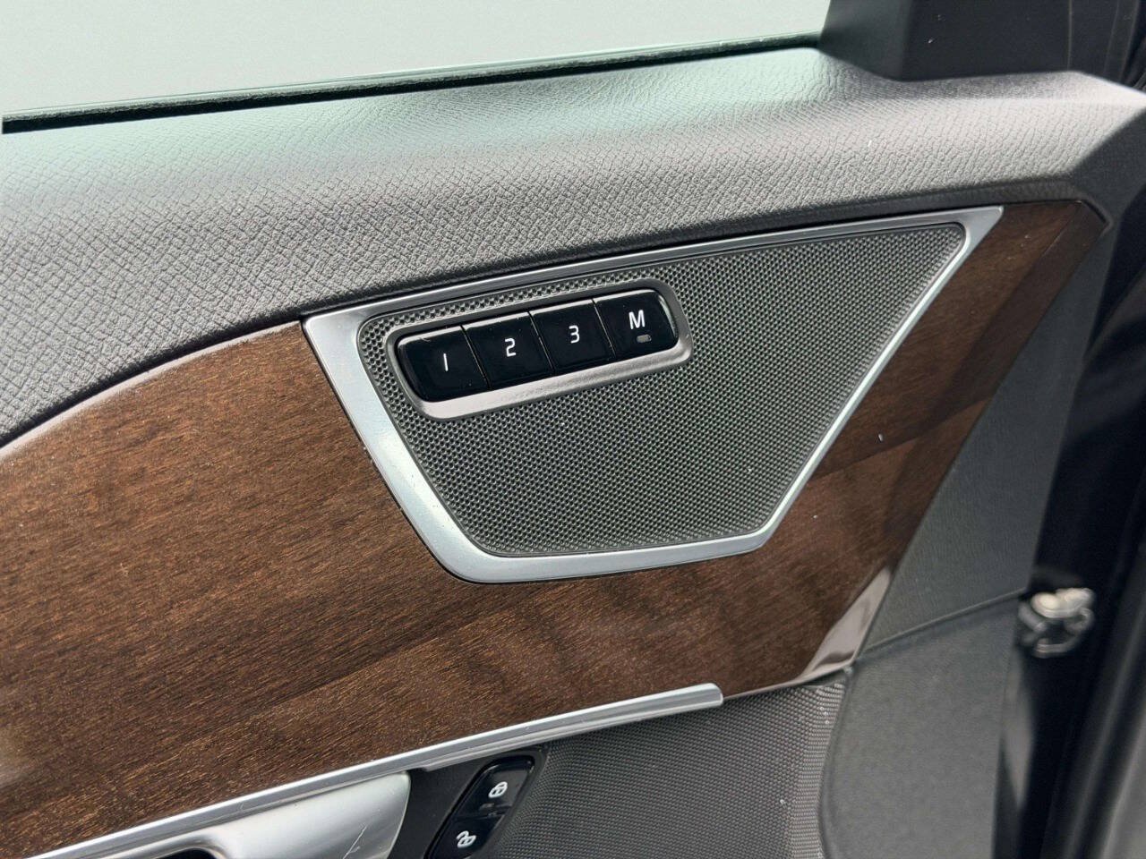 Used 2019 Volvo XC90 T6 Momentum w/ Protection Package Premier AWD/4WD image 18